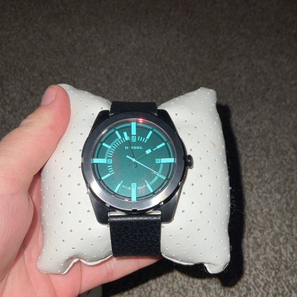 Diesel DZ-1632 Red Crystal Dial Black genuine leather strap in box - Picture 2 of 4